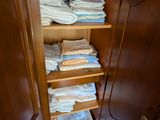 un placard rempli de serviettes et de couvertures pliées