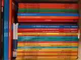 beaucoup de livres dans une boîte sur l'étagère