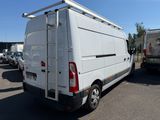 une camionnette blanche garée dans un parking