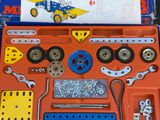 une boîte contenant un ensemble d'outils, posée sur une table