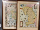 deux cartes encadrées accrochées au mur, à côté d'une lampe