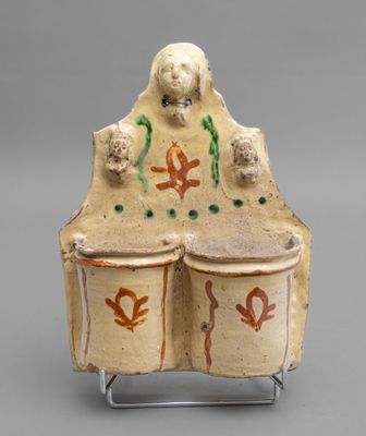 figurine en céramique représentant un homme avec deux tambours posés sur un socle