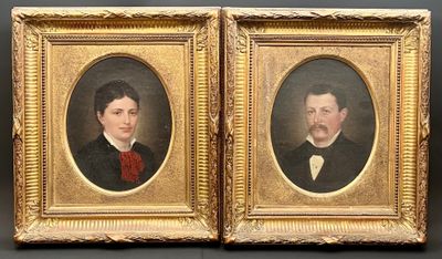 deux portraits encadrés représentant un homme et une femme en tenue de cérémonie