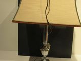 une lampe posée sur une table et munie d'un abat-jour
