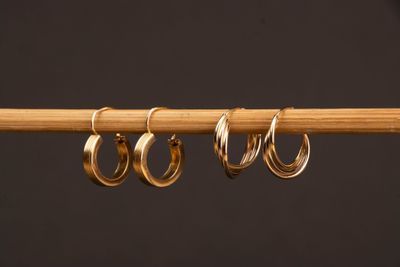 une rangée de bagues en or suspendues à une tige de bambou