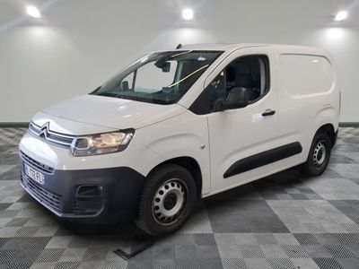 la camionnette blanche est garée sur le sol en damier d'une pièce