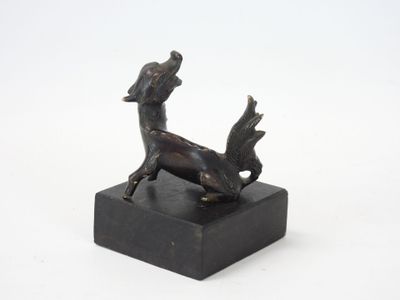 sculpture en bronze représentant un chien et un chat, posée sur un socle en marbre