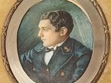 portrait d'un homme en costume et nœud papillon, dans un cadre argenté