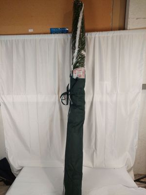 un parapluie posé sur un lit