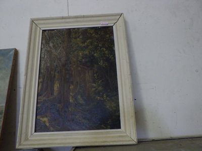 une photo d'un tableau accroché au mur à côté d'un chevalet