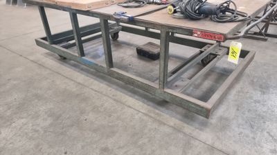 une table sur laquelle se trouvent de nombreux outils