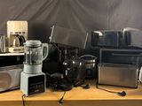 tout un tas d'appareils électroménagers posés sur une table
