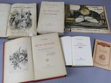 de nombreux livres posés sur une table