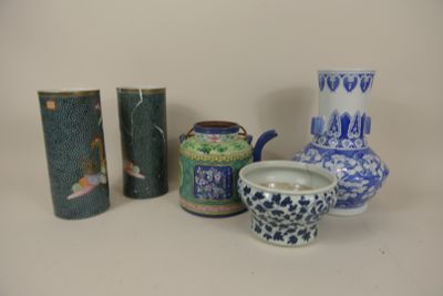 trois vases, une théière et un pot à thé posés sur une table