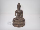 statue d'un Bouddha assis sur un rocher, sur un fond blanc