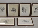 quatre dessins encadrés représentant des chevaux, accrochés au mur d'une pièce