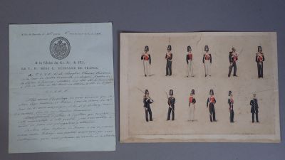 une vieille photo représentant un groupe d'hommes en uniforme et une lettre