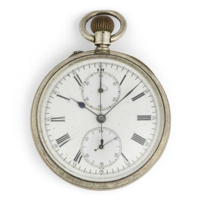 une montre de poche en argent avec des chiffres romains sur le cadran