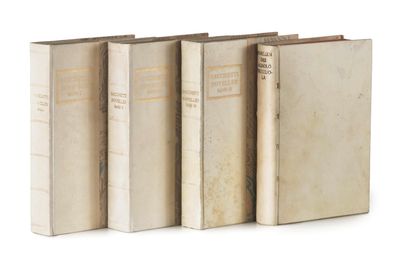plusieurs vieux livres sont alignés sur une surface blanche