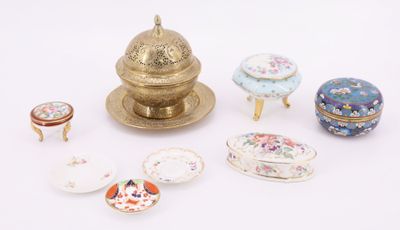 un grand nombre d'objets différents posés sur une table