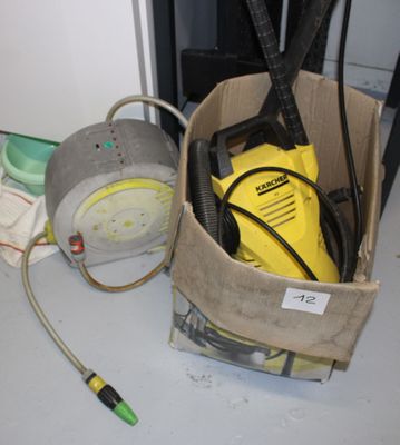 un sac muni d'un aspirateur et d'un tuyau, posé par terre