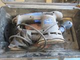 un outil dans une boîte à outils contenant un cordon
