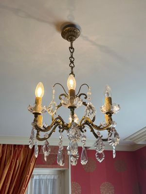 un lustre suspendu au plafond d'une pièce