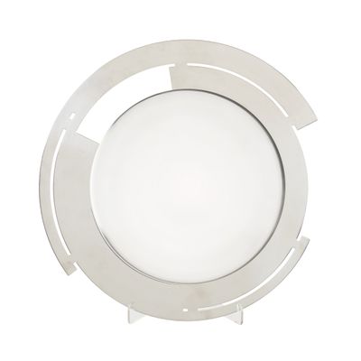 une assiette blanche ornée d'un motif circulaire