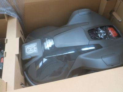 une boîte avec une télécommande à l'intérieur