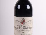 bouteille de vin rouge sur une table blanche sur fond blanc