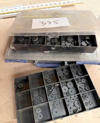 une boîte contenant de nombreux types de pièces métalliques différentes