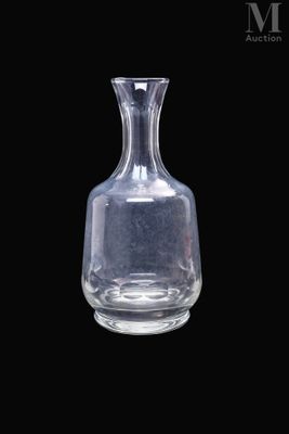 un vase en verre transparent posé sur une surface noire