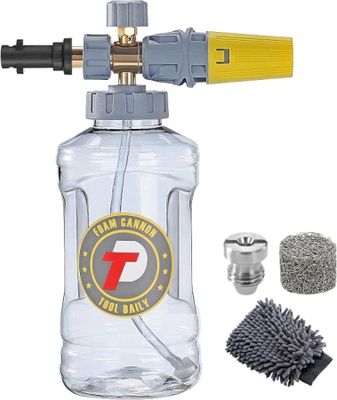 un gros plan sur un flacon muni d'un vaporisateur et de produits d'entretien
