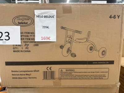 une boîte en carton sur laquelle est représenté un tricycle