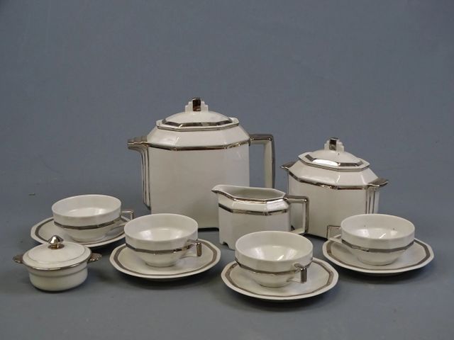 Partie de service à café en porcelaine de Limoges à décor de file...