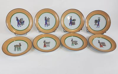 six assiettes sur lesquelles figurent les portraits d'un homme et d'une femme