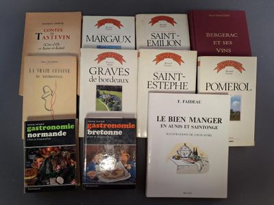 plusieurs livres sont empilés sur une table