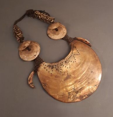 une photo d'un collier composé de perles en métal et en bois