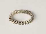 gros plan d'une bague en argent sur une surface blanche