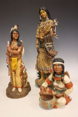 Trois figures en résine peintes représentant des indiens H.