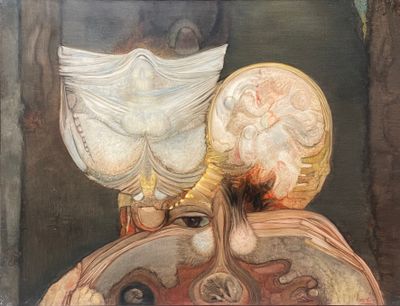 un tableau représentant une femme avec un oiseau posé sur la tête