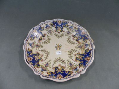 une photo d'une assiette décorative posée sur une table