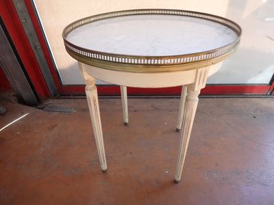 une petite table sur laquelle est posé un plateau