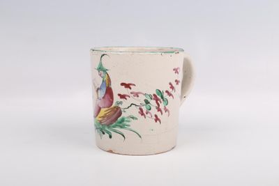 une tasse à café ornée d'un oiseau, posée sur un fond blanc