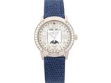 gros plan d'une montre-bracelet sur fond blanc