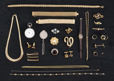 un assortiment de bijoux en or sur fond noir