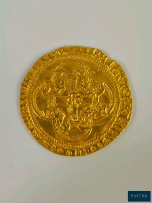 l'image d'une pièce d'or posée sur une surface blanche
