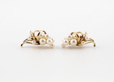 une paire de boucles d'oreilles en perles et or