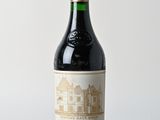 la bouteille de vin est posée sur une table en bois