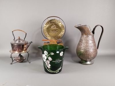 trois types de vases différents sur la table